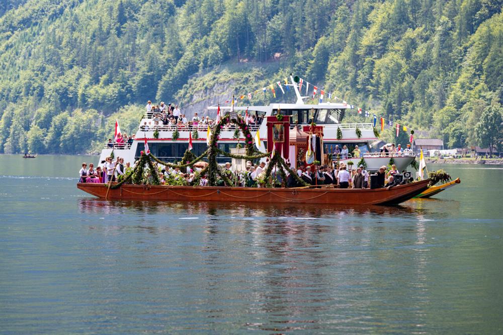 Ein+Boot+voller+Menschen+auf+dem+Wasser